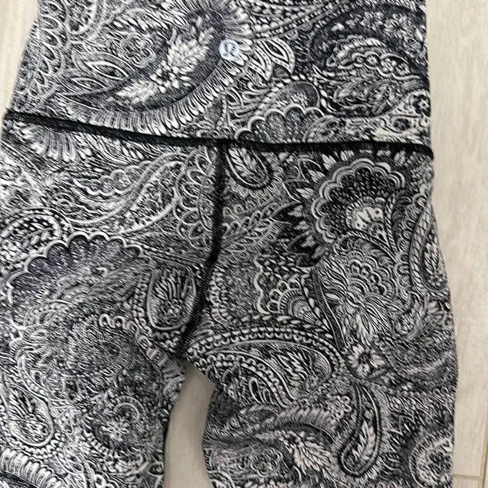 Lululemon 2 black and white 25” legging